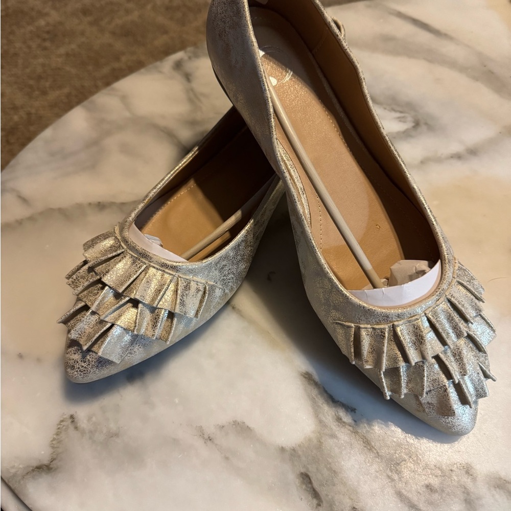 JOURNEE COLLECTION Silver Ruffled Women's Flats